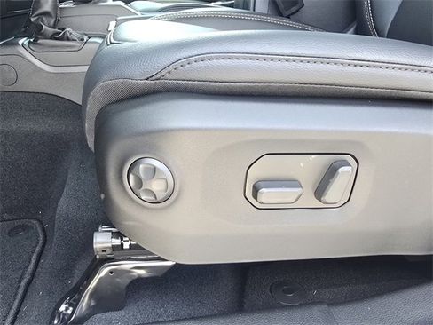 New 2025 Jeep Gladiator Sport image 9