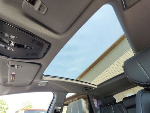 New 2025 Cadillac Optiq Luxury 2 image 25