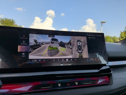 Used 2027 BMW i5 eDrive40 w/ M Sport Package RWD image 19