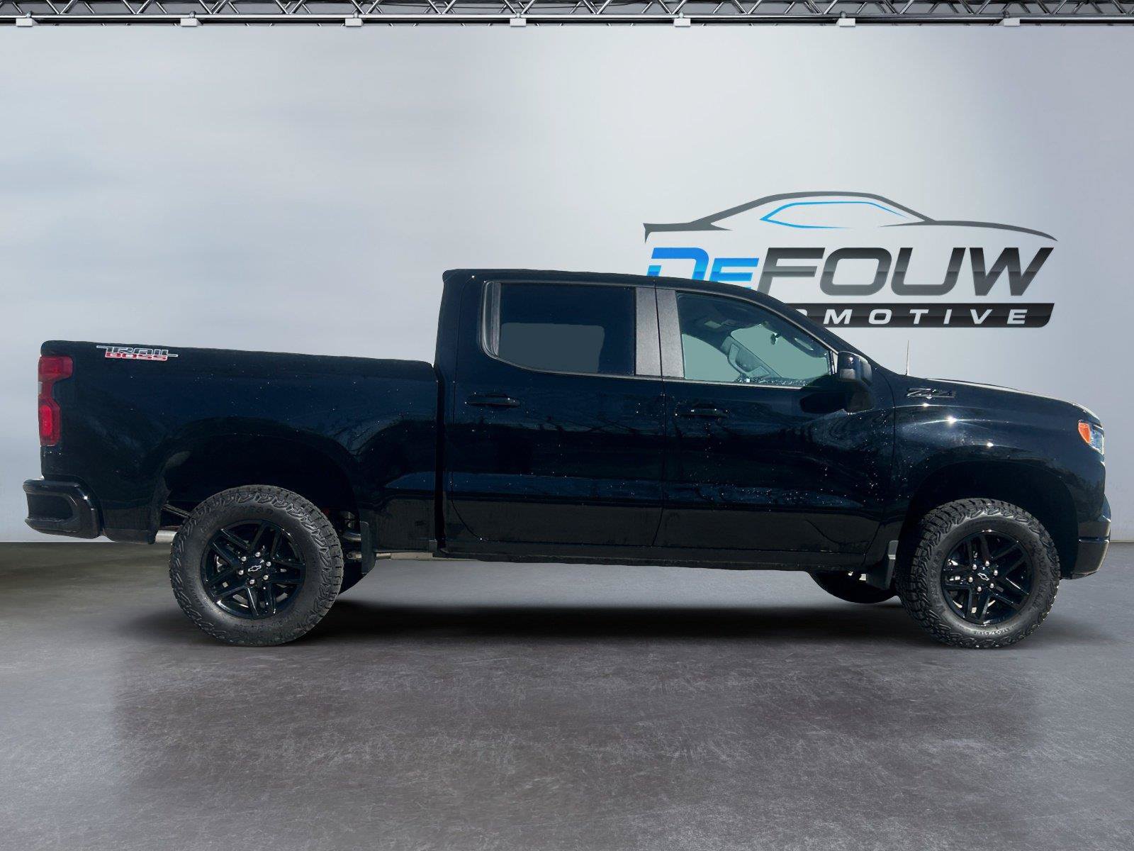 Used 2024 Chevrolet Silverado 1500 LT Trail Boss w/ Convenience Package II AWD/4WD image 2