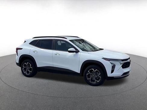 Used 2025 Chevrolet Trax LT image 2