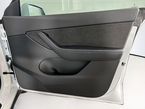 Used 2022 Tesla Model Y Long Range AWD/4WD image 31