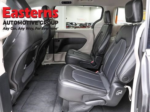 Used 2023 Chrysler Pacifica Touring-L image 23