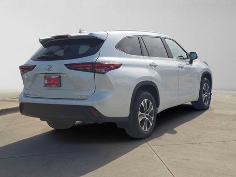Certified 2026 Toyota Highlander XLE AWD/4WD image 3