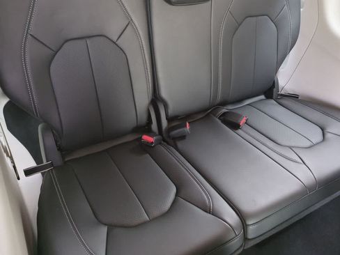 Used 2024 Chrysler Pacifica Touring-L AWD/4WD image 20