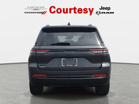 Certified 2022 Jeep Grand Cherokee Altitude AWD/4WD image 5