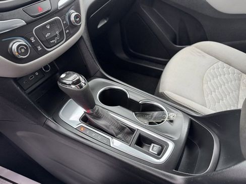 Used 2019 Chevrolet Equinox LS w/ LS Convenience Package image 18