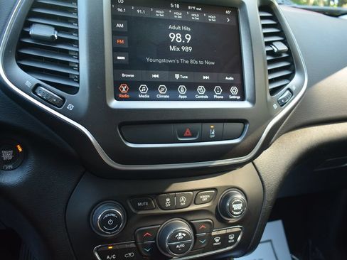 Used 2022 Jeep Cherokee Trailhawk AWD/4WD image 15