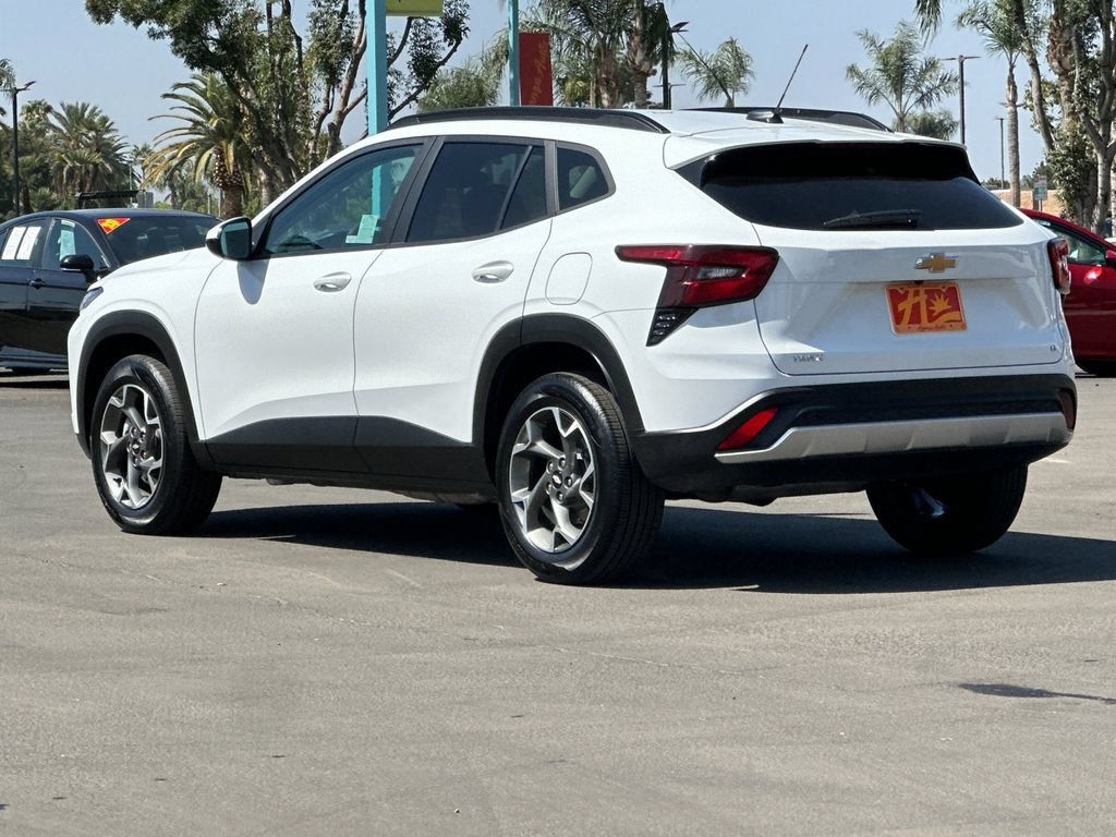 Used 2025 Chevrolet Trax LT FWD image 3