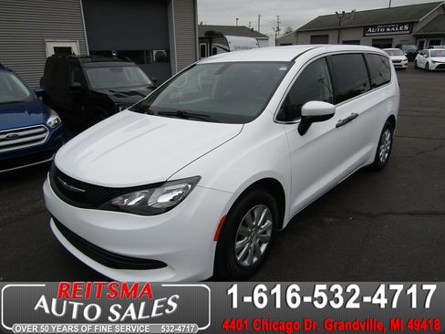 Used 2020 Chrysler Voyager L FWD image 1
