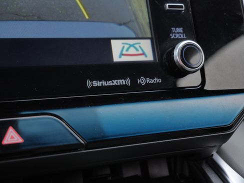 Certified 2021 Toyota Venza LE image 31