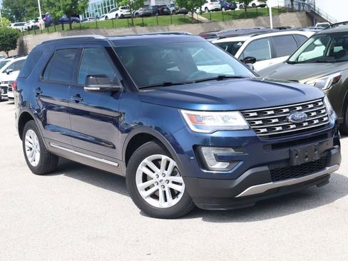 Used 2016 Ford Explorer XLT w/ Equipment Group 202A FWD image 2