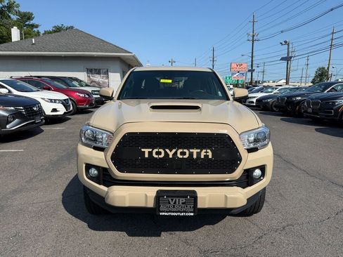 Used 2019 Toyota Tacoma TRD Sport w/ Technology Package AWD/4WD image 2
