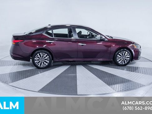 Used 2025 Nissan Altima 2.5 SV FWD image 11