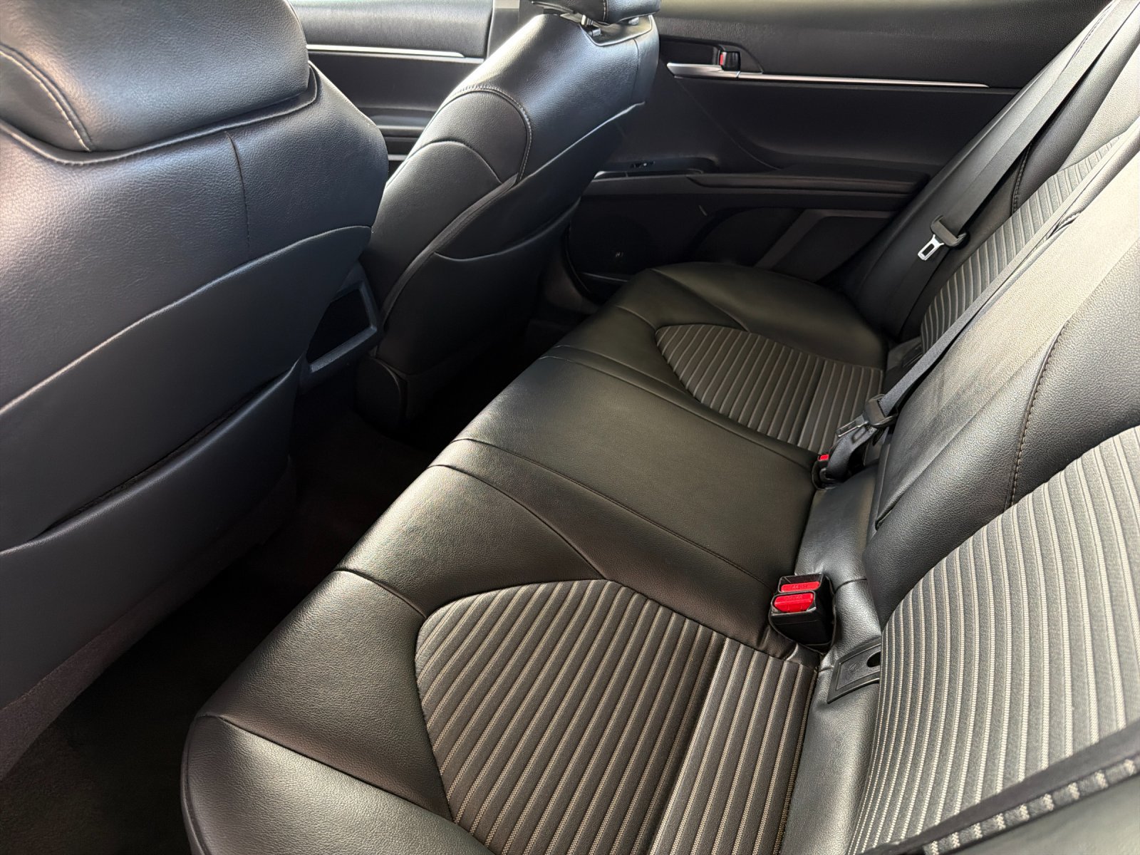 Used 2019 Toyota Camry SE w/ Convenience Package FWD image 11