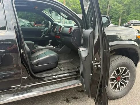 Used 2021 Toyota Tacoma TRD Sport w/ TRD Premium Sport Package AWD/4WD image 5