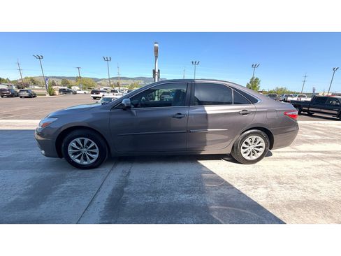 Used 2017 Toyota Camry LE FWD image 4
