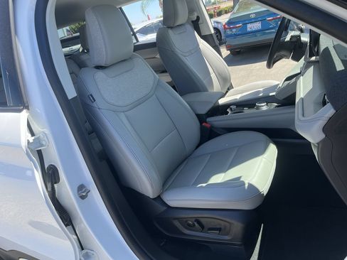 Used 2025 Ford Explorer Active w/ Active Comfort Package AWD/4WD image 25