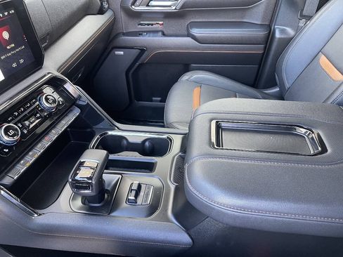 Used 2022 GMC Sierra 1500 AT4 w/ AT4 Preferred Package AWD/4WD image 5