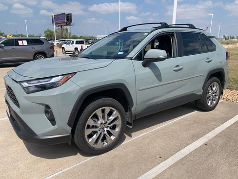 Used 2023 Toyota RAV4 XLE Premium image 5