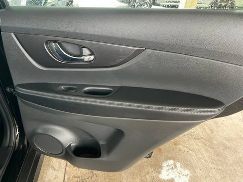 Used 2018 Nissan Rogue S AWD/4WD image 16