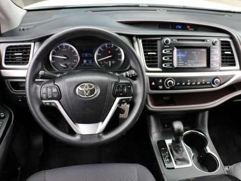 Used 2015 Toyota Highlander LE image 19