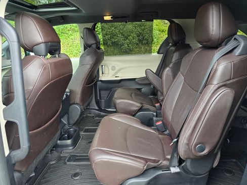 Used 2021 Toyota Sienna Platinum image 16