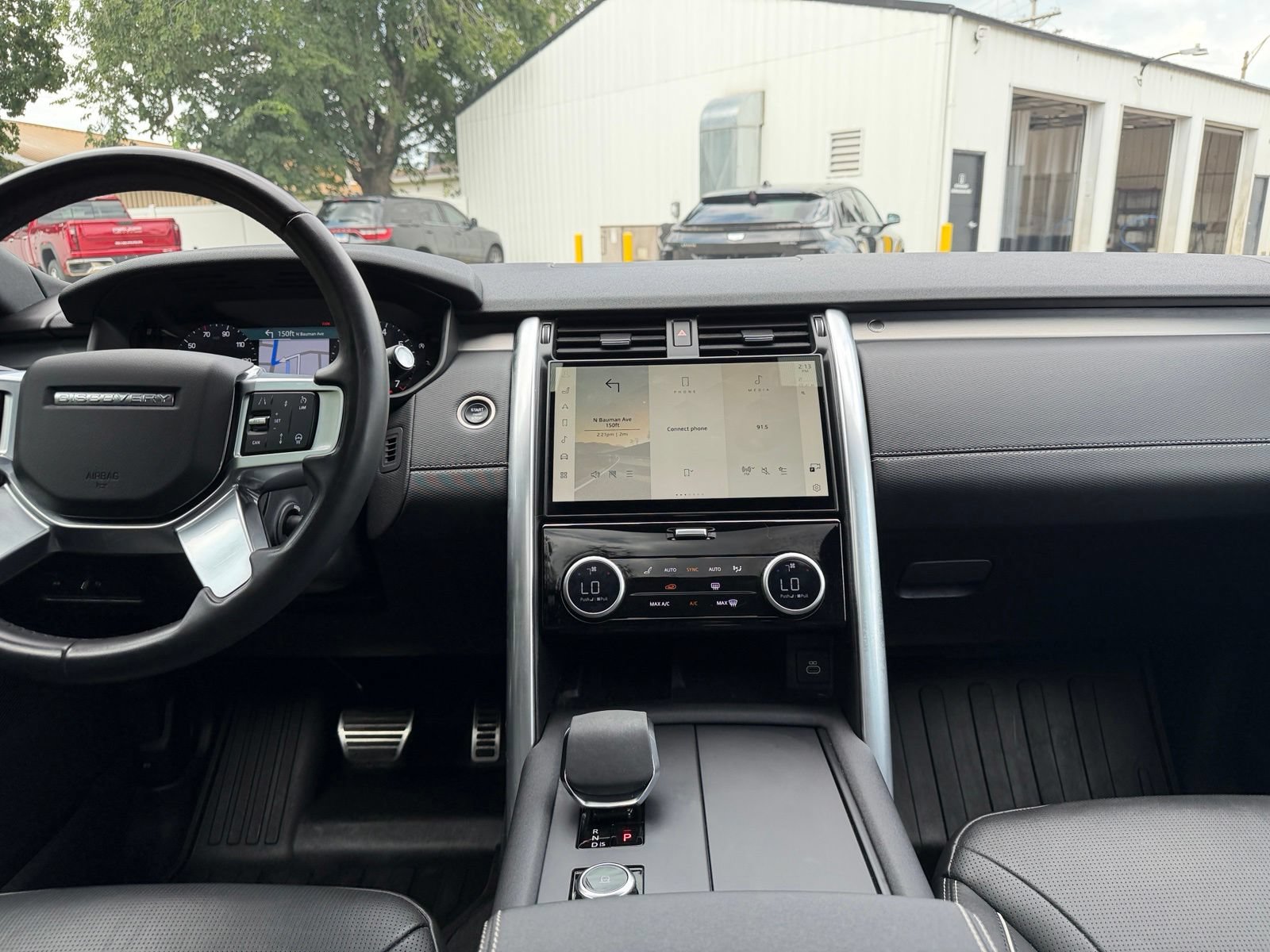 Used 2024 Land Rover Discovery Dynamic SE AWD/4WD image 19