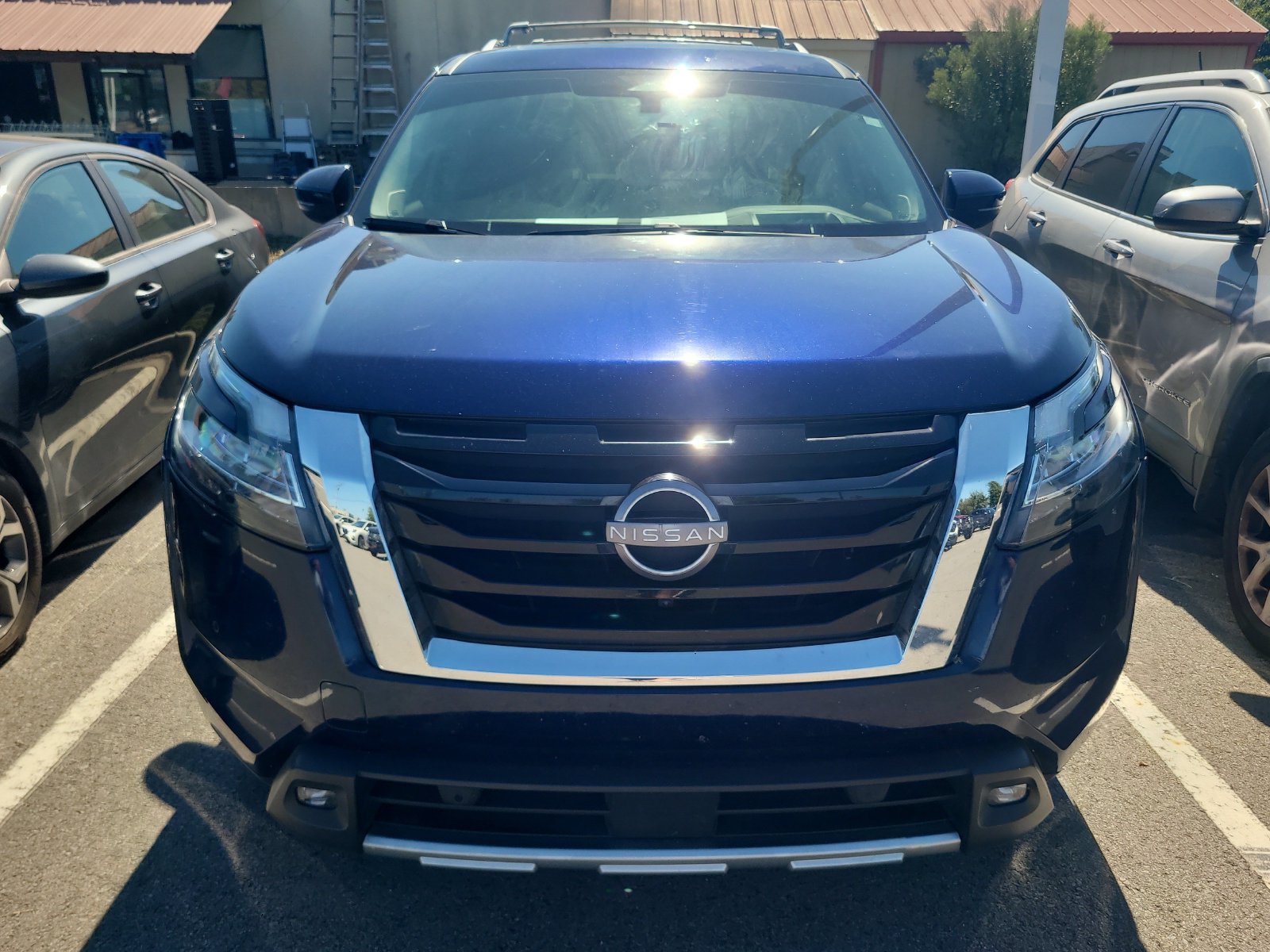 Used 2022 Nissan Pathfinder Platinum w/ Cargo Package AWD/4WD image 2