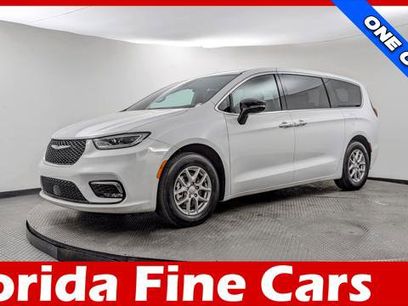 Used 2026 Chrysler Pacifica Select