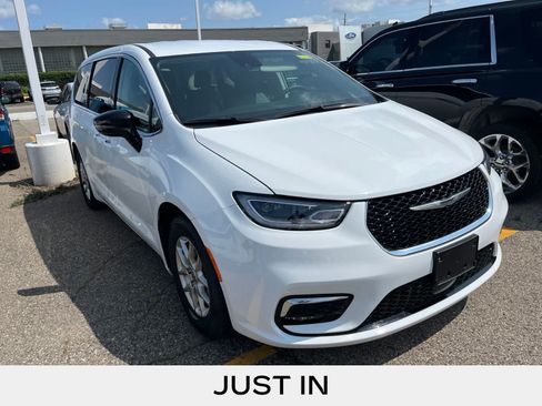Used 2024 Chrysler Pacifica Touring-L FWD image 21