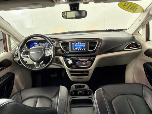 Used 2019 Chrysler Pacifica Touring-L FWD image 25