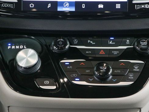 Used 2022 Chrysler Pacifica Touring-L FWD image 20