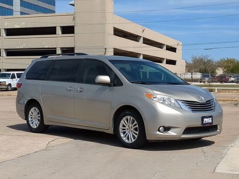 Used 2015 Toyota Sienna XLE Premium image 3