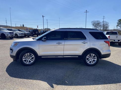 Used 2018 Ford Explorer XLT w/ Equipment Group 202A image 4