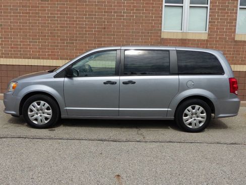 Used 2019 Dodge Grand Caravan SE w/ UConnect Hands-Free Group FWD image 7