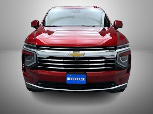 Used 2025 Chevrolet Suburban LT w/ Comfort Package AWD/4WD image 2