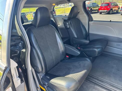 Used 2012 Toyota Sienna SE image 9