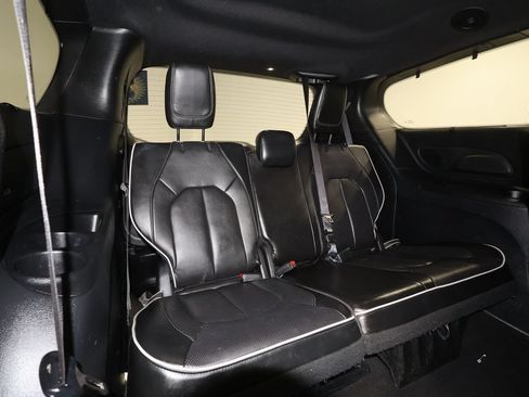 Used 2022 Chrysler Pacifica Limited w/ Uconnect Theater Family Group FWD image 17