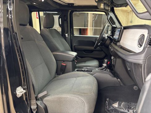 Used 2025 Jeep Wrangler Unlimited Sahara AWD/4WD image 36