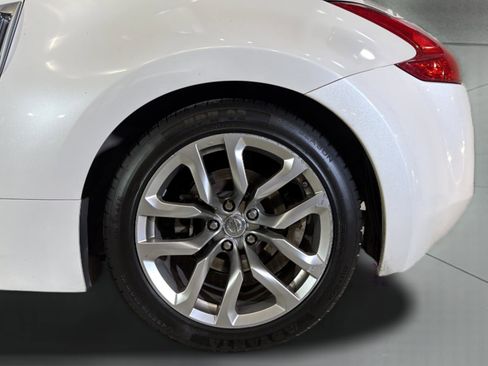 Used 2014 Nissan 370Z Coupe RWD image 37