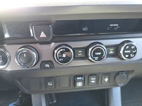 Used 2018 Toyota Tacoma TRD Sport AWD/4WD image 27
