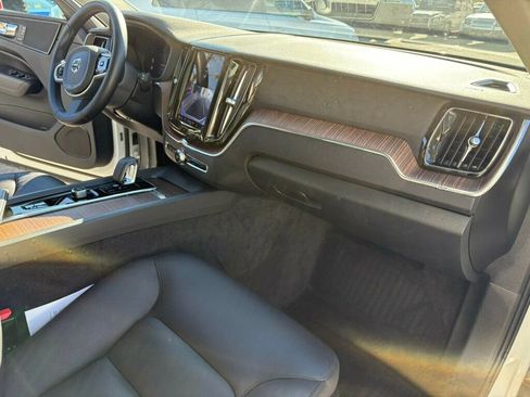 Used 2023 Volvo XC60 B5 Plus image 25