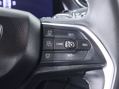 Used 2024 Jeep Grand Cherokee Laredo AWD/4WD image 13