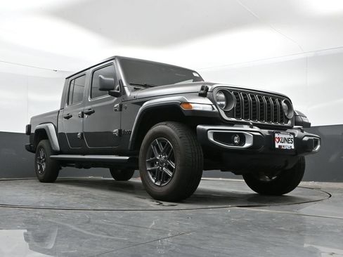 Used 2025 Jeep Gladiator Sport AWD/4WD image 41