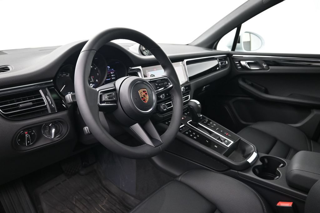 Certified 2026 Porsche Macan AWD/4WD image 4