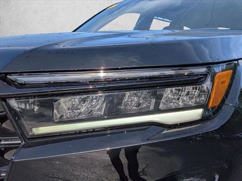 Used 2025 Honda Pilot TrailSport image 2