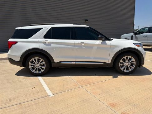 Used 2024 Ford Explorer XLT w/ Equipment Group 202A RWD image 2