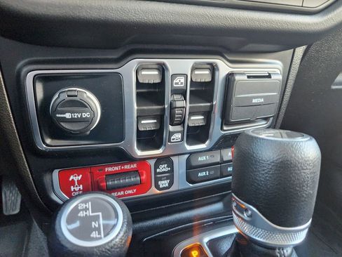 Used 2024 Jeep Gladiator Rubicon w/ Convenience Group AWD/4WD image 25