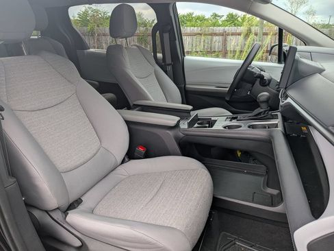 Used 2025 Toyota Sienna LE w/ LE Plus Package FWD image 31